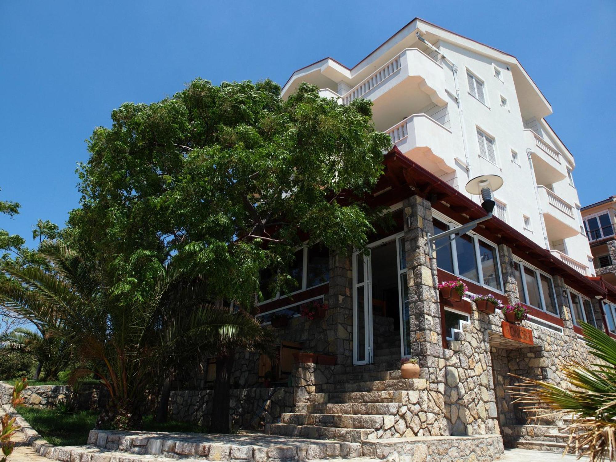 Hotel R Utjeha Bagian luar foto