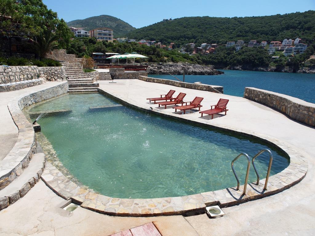 Hotel R Utjeha Bagian luar foto