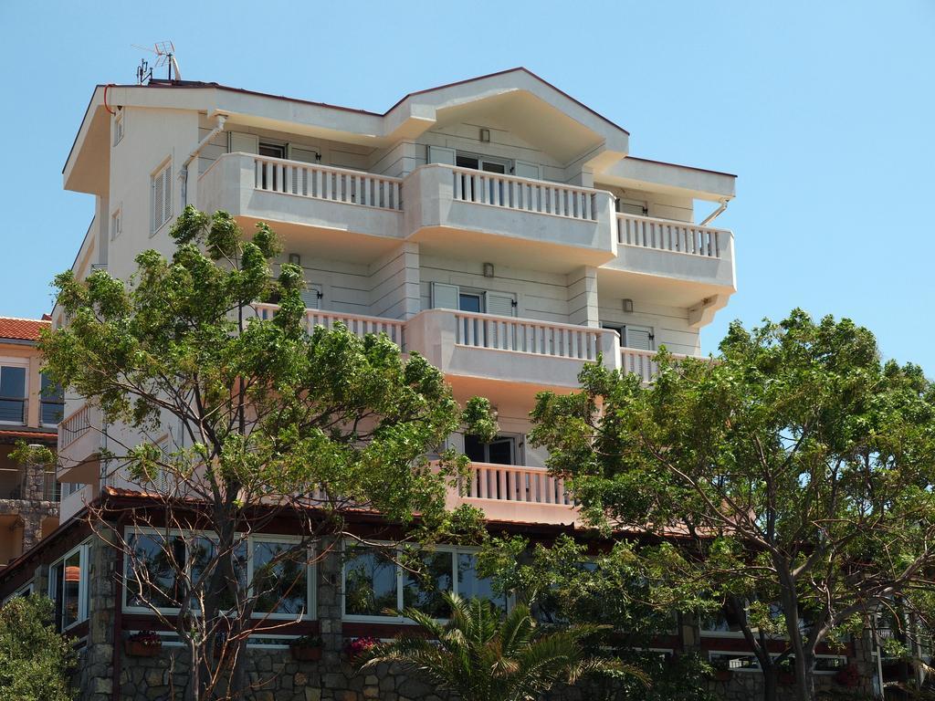 Hotel R Utjeha Bagian luar foto
