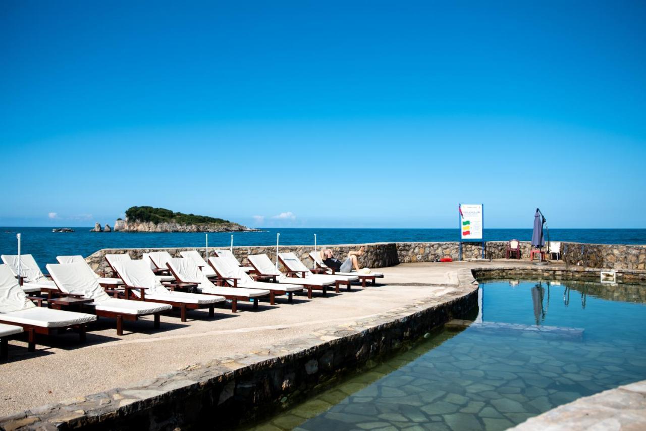 Hotel R Utjeha Bagian luar foto